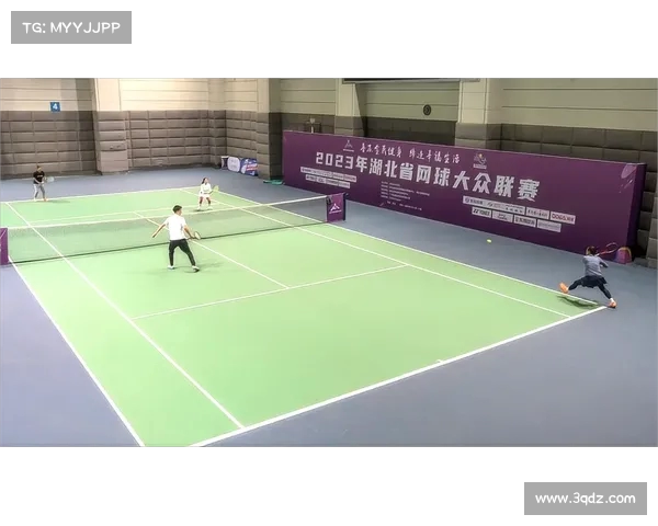 网球赛场观众热情高涨 专注赛事激烈对决共同见证精彩瞬间 网球赛场观众热情高涨 专注赛事激烈对决共同见证精彩瞬间